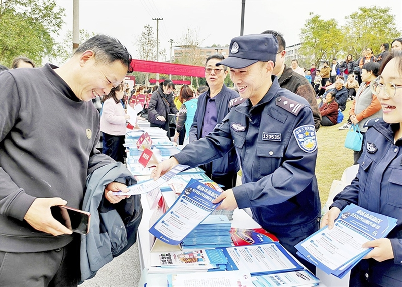 重庆高新公安走进三大场景让反诈知识入脑入心 
